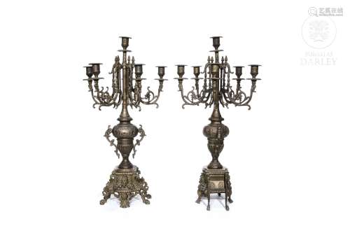 Pareja de candelabros de metal, s.XX