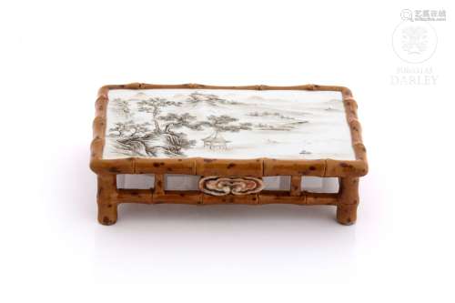 Mesa en miniatura de porcelana, dinastía Qing.