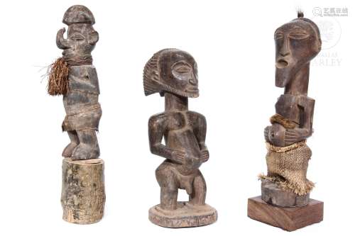 Tres esculturas de guerreros africanos.