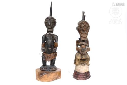 Dos esculturas de guerreros africanos.