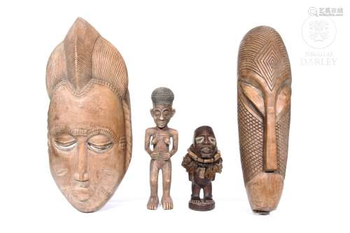 Dos figuras y dos máscaras africanas.