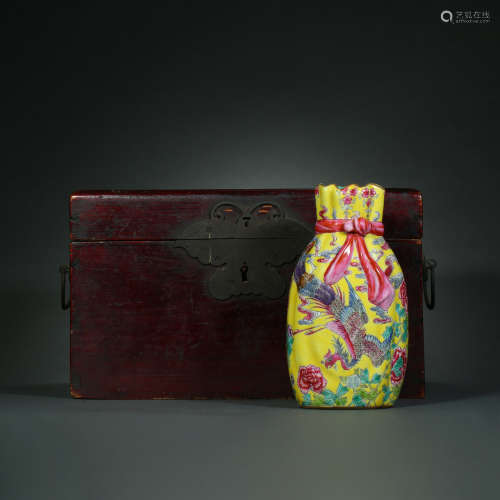 Qing Dynasty,Famille Rose Baggage Bottle