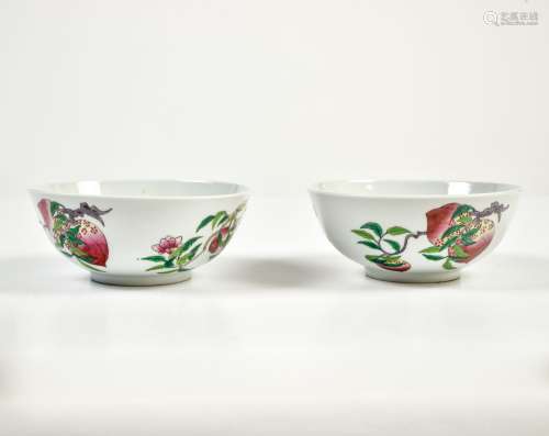 CHINE - MODERNE Paire de bols En porcelaine émaillée polychr...