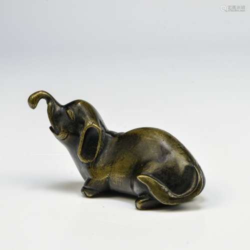 CHINE - VERS 1900 Petit éléphant En bronze à patine brune, c...