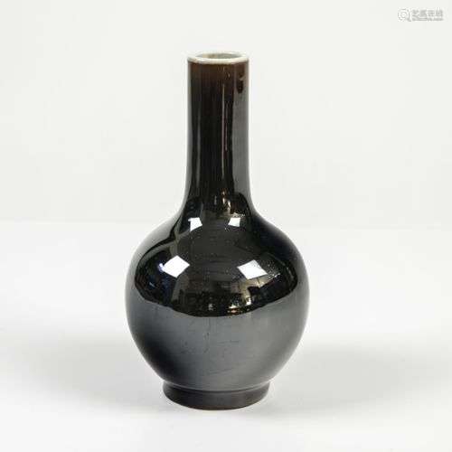 CHINE - XXE SIÈCLE Vase balustre à col étroit En porcelaine ...