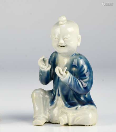 CHINE - XVIIIE SIÈCLE Statuette d'enfant En porcelaine décor...