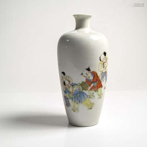 CHINE - MODERNE Vase à haute panse et petit col En porcelain...