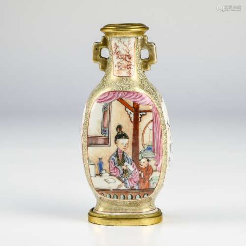 CHINE, CANTON - FIN EPOQUE QIANLONG (1736 - 1795) Petit vase...