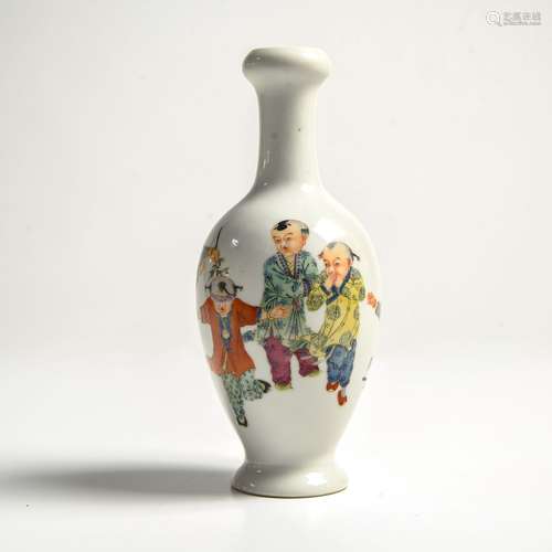 CHINE - MODERNE Petit vase balustre à col étroit et bombé En...