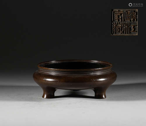 In the Qing Dynasty, the bronze tripod censer