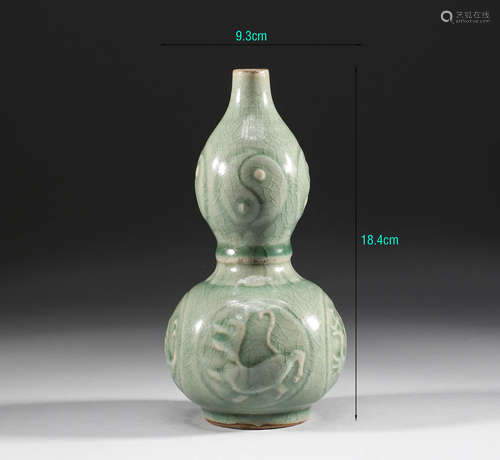 Celadon Bagua gourd bottle in Song Dynasty