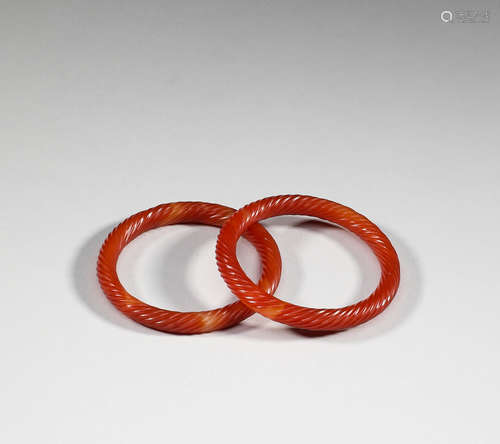 In the Han Dynasty, there were a pair of agate bracelets wit...