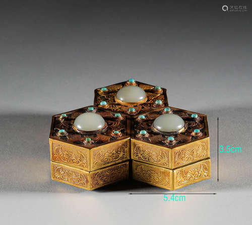 In the Qing Dynasty, Hotan jade wrapped gold supply box