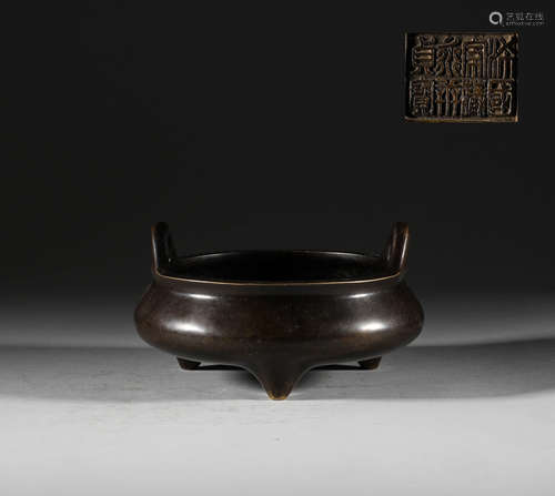 In the Ming Dynasty, the bronze two ear three foot censer