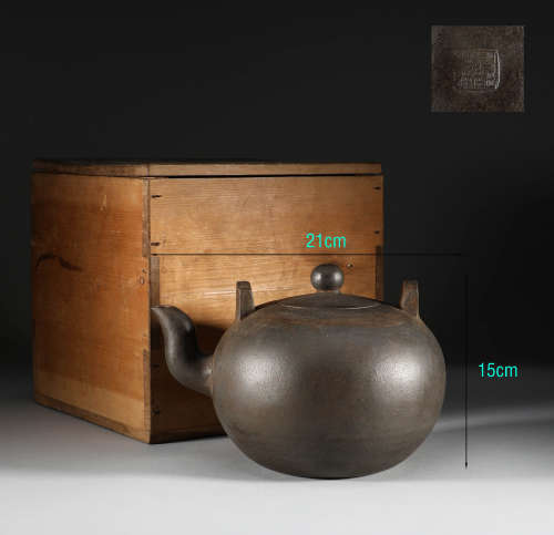 Purple sand lifting beam pot in Qing Dynasty