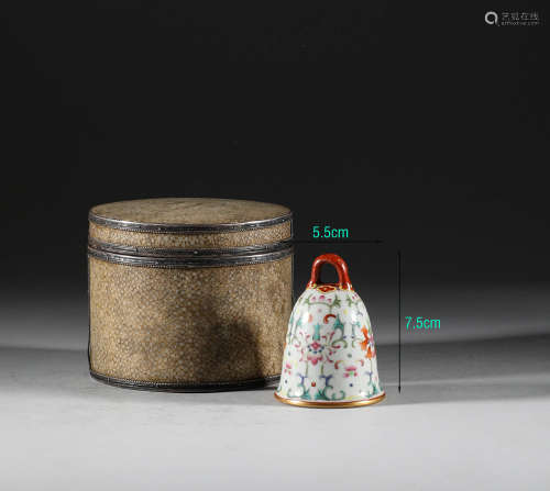 In the Qing Dynasty, the bell with pink flower pattern was h...