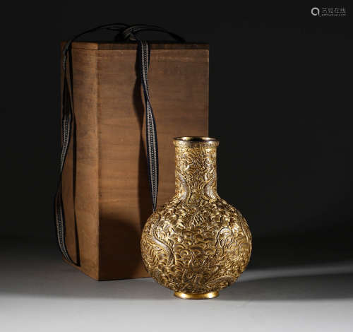In the Qing Dynasty, bronze gilt dragon vase