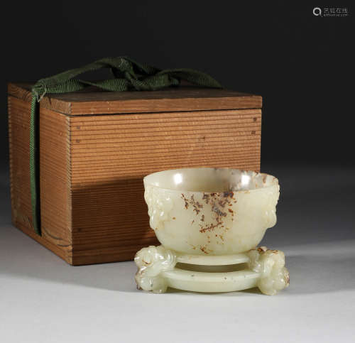 In the Han Dynasty, Hotan jade cups and lanterns were set