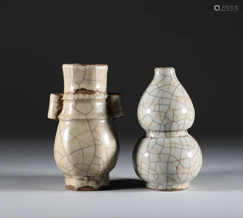 In the Song Dynasty, a pair of Ge Yao bottles