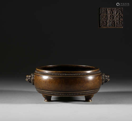 In the Qing Dynasty, the bronze two ear three foot stove