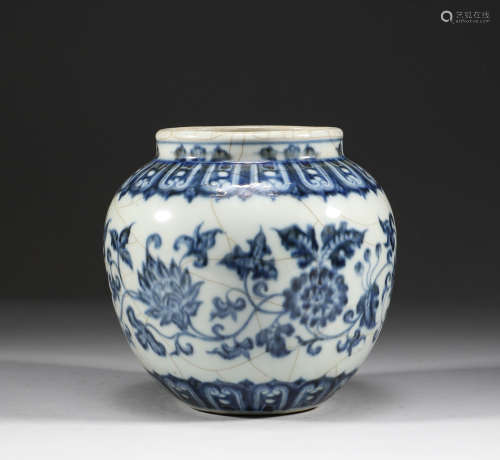 In the Ming Dynasty, blue and white twig pattern pot