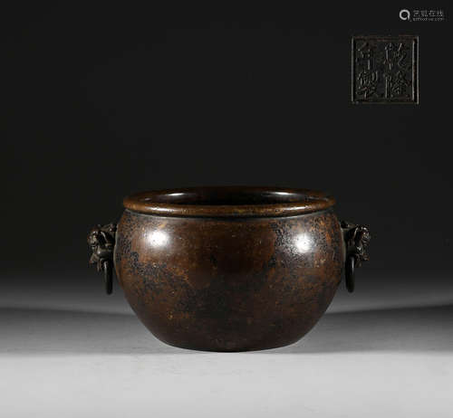 In the Qing Dynasty, the bronze double animal ear stove