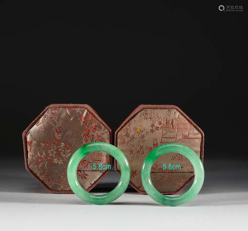 In the Qing Dynasty, there was a pair of jade bracelets