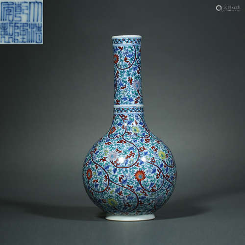 Qing Dynasty,Doucai Long-necked Bottle