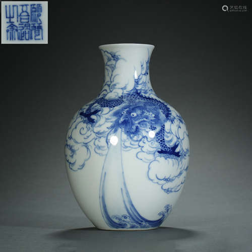 Qing Dynasty,Blue and White Dragon Pattern Bottle