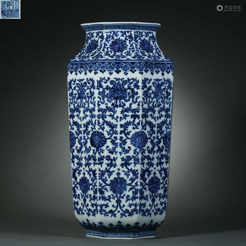 Qing Qianlong Dynasty,Blue and White Square Bottle