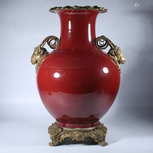 Yongzheng red glazed bottle in Qing Dynasty