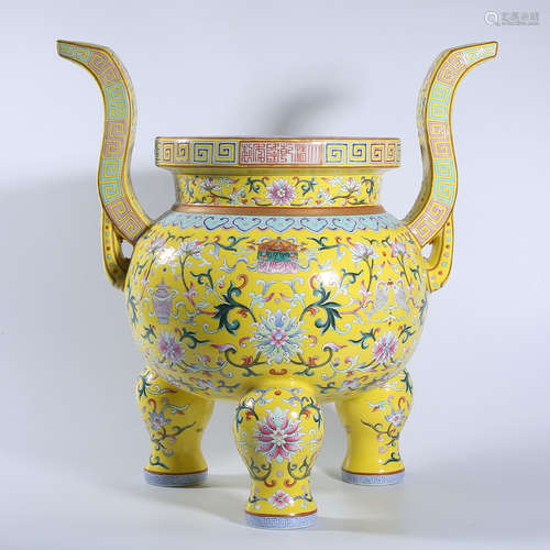 Qianlong pastel tripod stove in Qing Dynasty