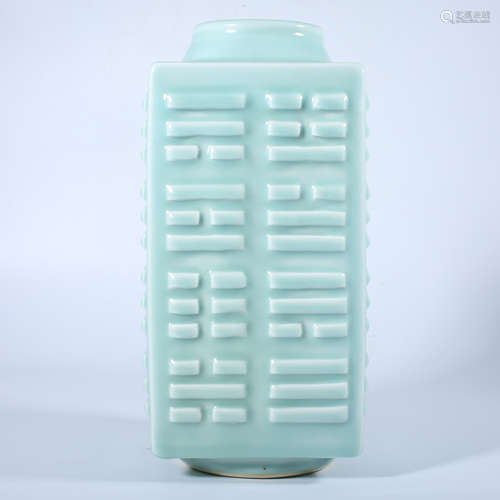 Qing Dynasty Qianlong green glazed square bottle