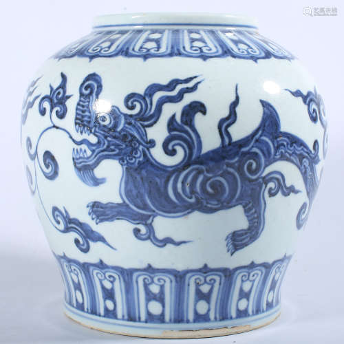 Xuande blue and white jar of Ming Dynasty