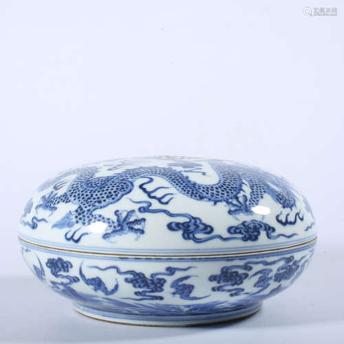 Qing Dynasty Jiaqing blue and white cover box