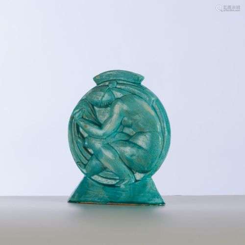 Dans le goût de CAZAUX Un vase en céramique bleue à décor de...