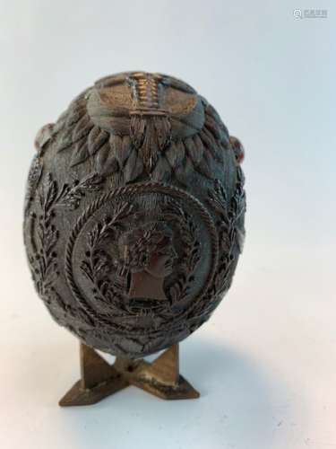 Noix de coco sculptée à décor du profil de Bonaparte dans un...