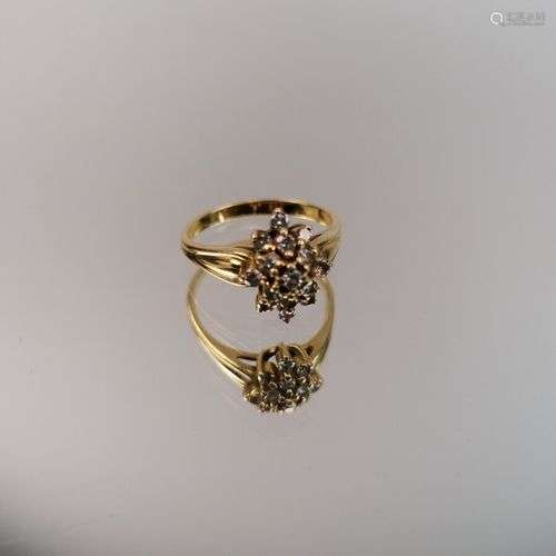 Bague en or jaune ornée de brillants formant une fleur. PB: ...