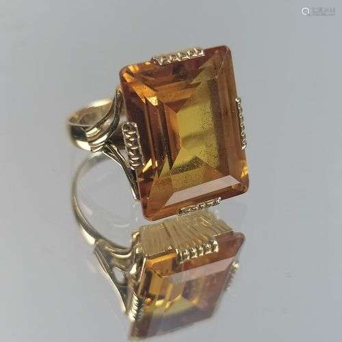 Bague en or jaune ornée d'une importante citrine. PB: 7,27 g...