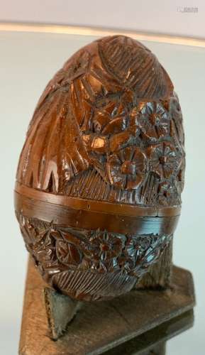 2 noix en corozo sculpté de forme ovoïde ajouré à décor de r...