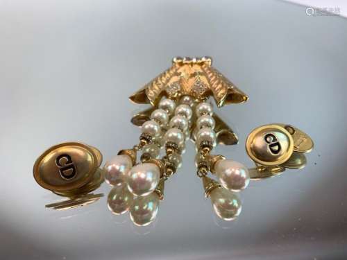 Christian DIOR- Broche en métal doré, perles et strass et pa...