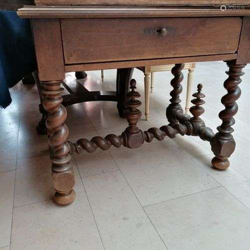 Table en bois naturel à piètement torse, entretoise en H. St...