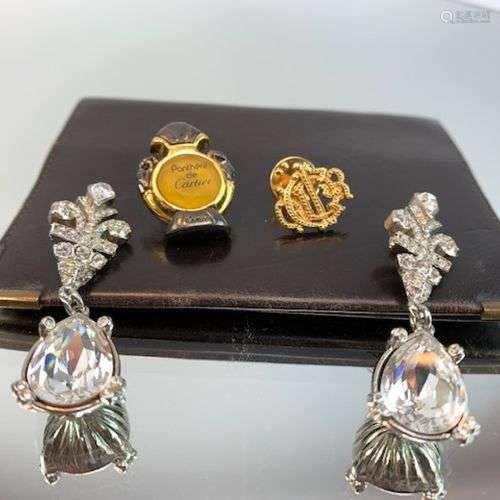 Christian DIOR- Lot composé d'un pin's, 2 pendants en métal ...