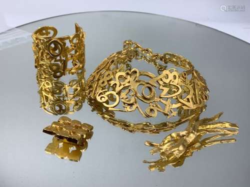 BICHE DE BEERE- Parure en métal doré comprenant collier et b...
