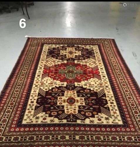 RUSSIE- Tapis Grand Daguestan finement tissé à fond beige et...