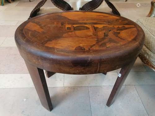 Petite table en acajou et marqueterie, porte une marque CG 1...