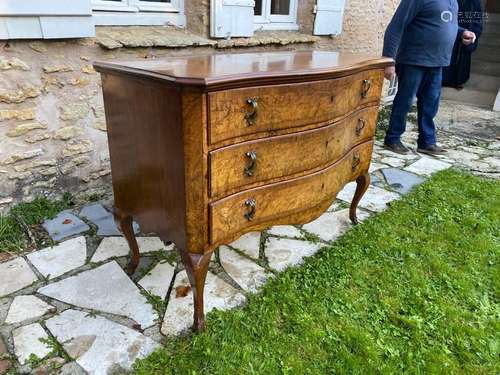 Petite commode demi-lune en bois de placage ouvrant par 3 ti...