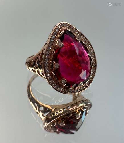 Bague en or rose sertie d'une pierre rouge en forme de poire...