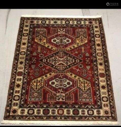 RUSSIE- Tapis Daguestan à fond bordeau et décor géométrique....