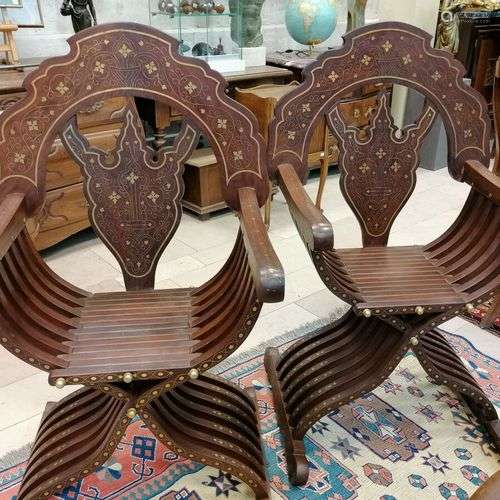 Paire de fauteuils SAVONAROLE genre curule, en placage de no...